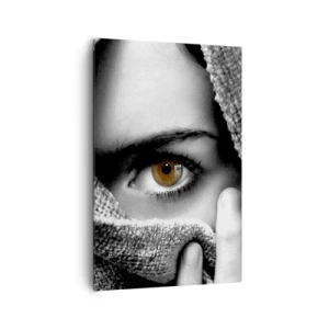 Bild auf Leinwand - Leinwandbild - Porträt einer Frau mit bernsteinfarbenen Augen, bedeckt mit einem Stoff in Grautönen. - 80x120cm - Erfahre das Geheimnis - Moderne Wanddekoration für Wohnzimmer und Schlafzimmer ARTTOR