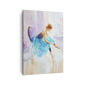 Bild auf Leinwand - Leinwandbild - Eine Ballerina in Pastelltönen bereitet sich auf den Tanz vor. - 70x100cm - Unbeschreibliche Anmut, subtiler Charme - Moderne Wanddekoration für Wohnzimmer und Schlafzimmer ARTTOR