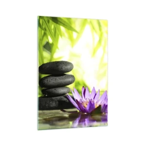 Glasbild - Bild auf glas - Ein Stapel Zen-Steine und eine Lotusblume vor einem Hintergrund aus Bambusblättern. - 70x100cm - In einem Bambusbusch - Moderne Wanddekoration für Wohnzimmer und Schlafzimmer ARTTOR