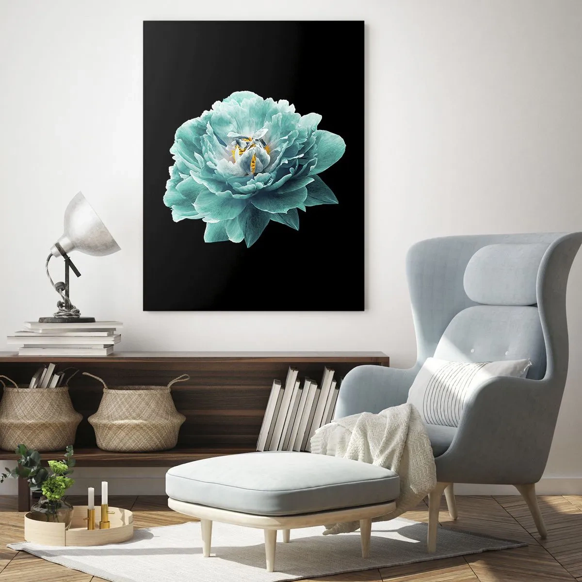 Glasbild - Bild auf glas - Eine türkisfarbene Blume mit gelber Mitte auf schwarzem Hintergrund im glamourösen Stil. - 50x70cm - Blaue und goldene Blütenblätter - Moderne Wanddekoration für Wohnzimmer und Schlafzimmer ARTTOR