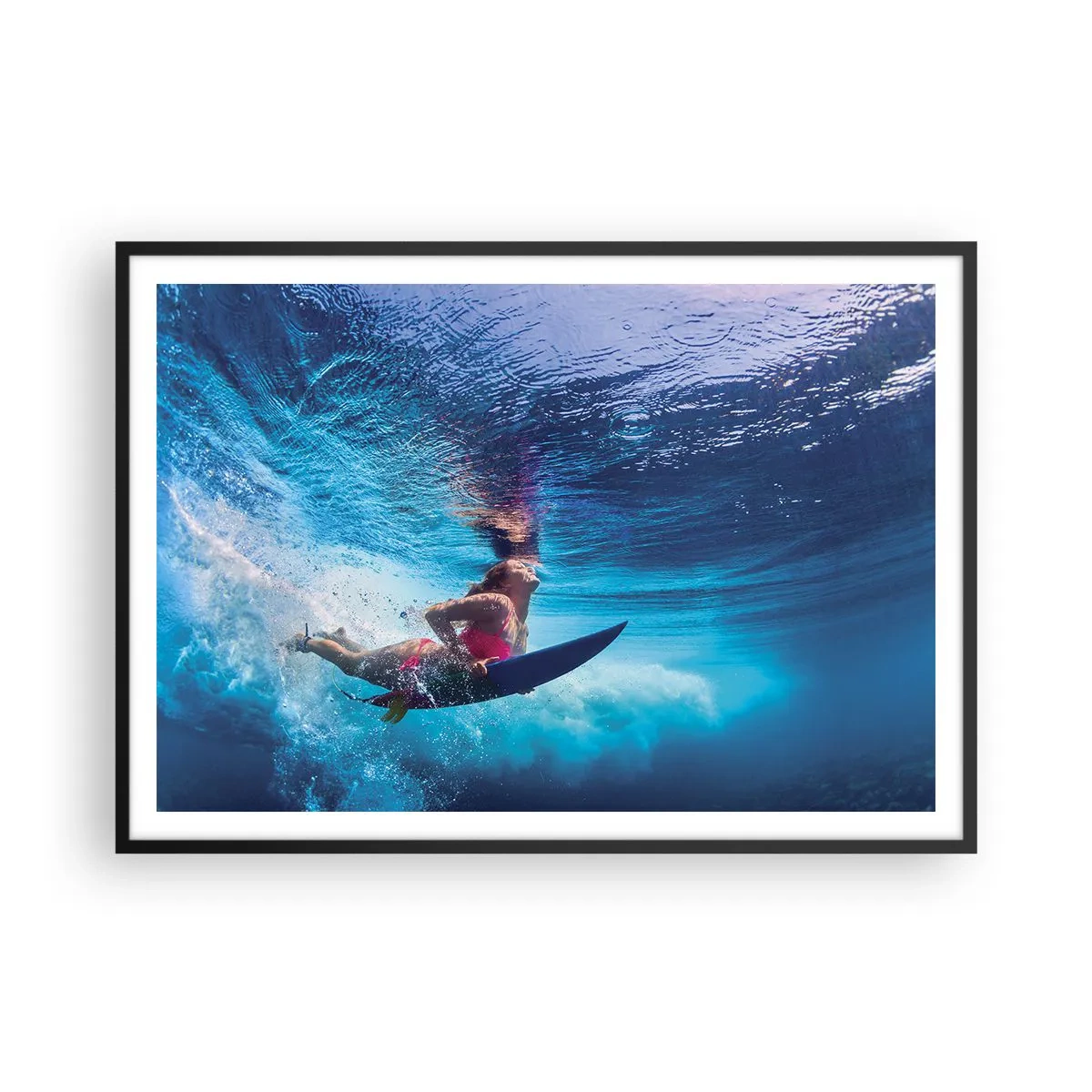 Poster in einem schwarzem Rahmen - Ein Surfer unter Wasser in einer dynamischen Komposition in Blautönen. - 100x70cm - Tiefe der Freude - Moderne Wanddekoration für Wohnzimmer und Schlafzimmer ARTTOR
