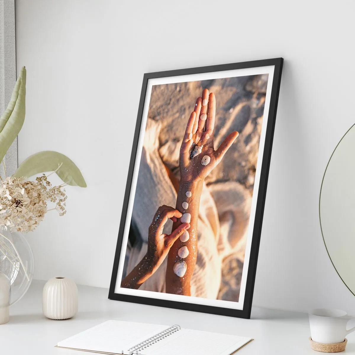 Poster in einem schwarzem Rahmen - Schönheit an Ihren Fingerspitzen - 61x91 cm