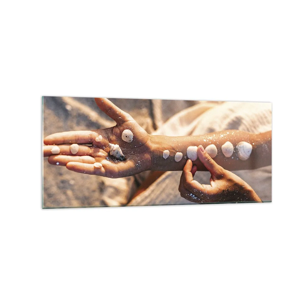 Glasbild - Bild auf glas - Hände mit Muscheln auf dem Sandhintergrund angeordnet - 120x50cm - Schönheit an Ihren Fingerspitzen - Moderne Wanddekoration für Wohnzimmer und Schlafzimmer ARTTOR