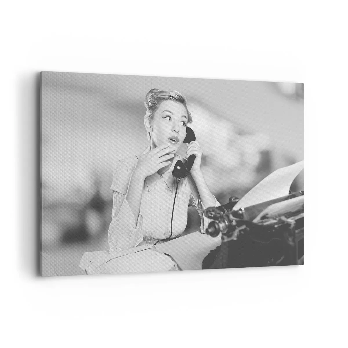 Bild auf Leinwand - Leinwandbild - Eine Frau telefoniert an einer Schreibmaschine - 120x80cm - Hallo, wir sind in den 1950er Jahren. - Moderne Wanddekoration für Wohnzimmer und Schlafzimmer ARTTOR