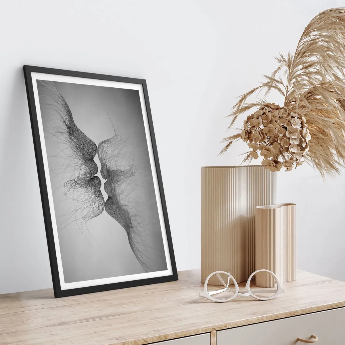 Poster in einem schwarzem Rahmen - Abstrakte Gesichter beim Küssen, schwarz-weiß - 50x70cm - Kuss des Windes - Moderne Wanddekoration für Wohnzimmer und Schlafzimmer ARTTOR
