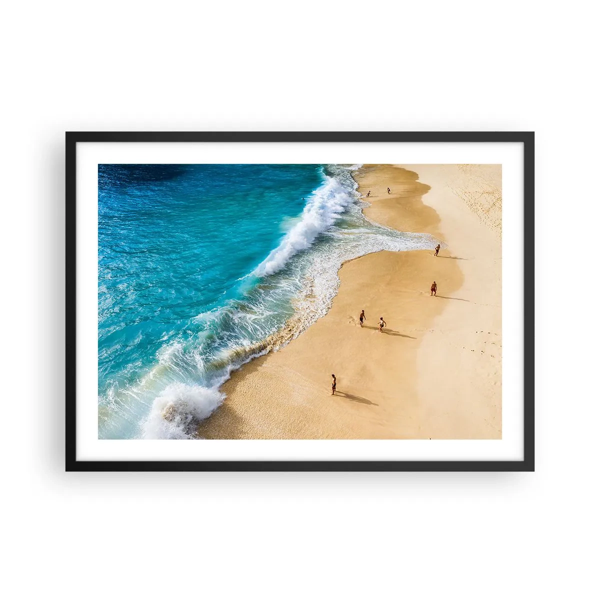 Poster in einem schwarzem Rahmen - Ein Strand mit türkisfarbenem Wasser und herumlaufenden Menschen - 70x50cm - Und dann die Sonne, der Strand… - Moderne Wanddekoration für Wohnzimmer und Schlafzimmer ARTTOR
