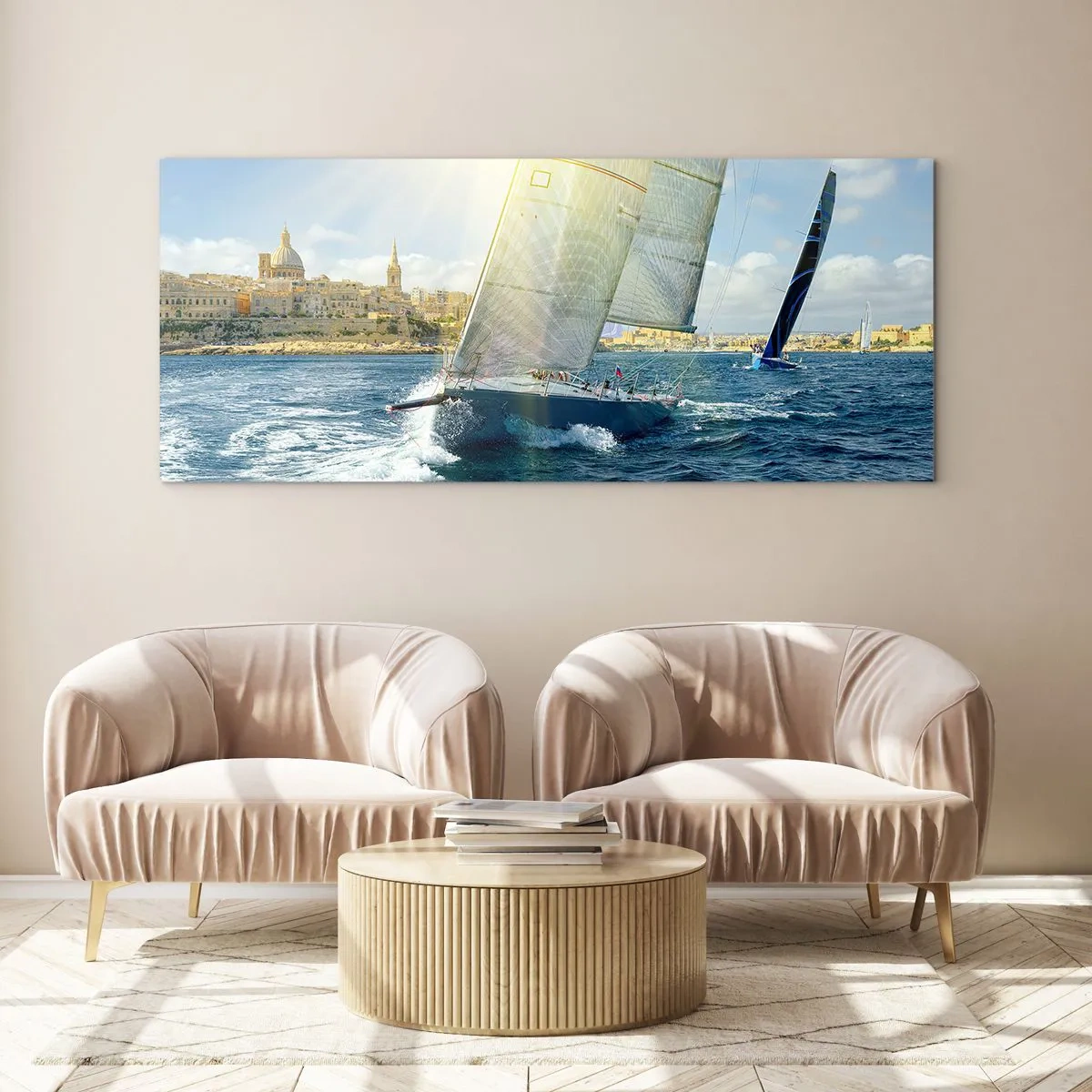 Glasbild - Bild auf glas - Yachtrennen vor der Kulisse einer sonnigen Küste - 140x50cm - Es ist Zeit die Stadt zu verlassen - Moderne Wanddekoration für Wohnzimmer und Schlafzimmer ARTTOR