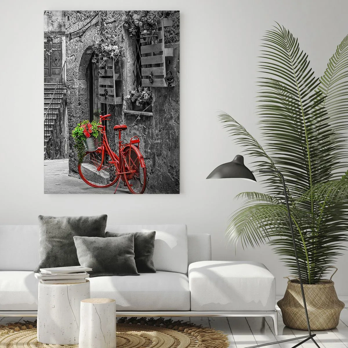 Glasbild - Bild auf glas - Ein rotes Fahrrad in einer schwarz-weißen Straße - 80x120cm - Toskanische Gasse - Moderne Wanddekoration für Wohnzimmer und Schlafzimmer ARTTOR