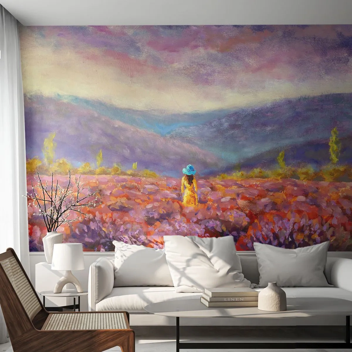 Fototapete Premium Sand - Eine Frau mit Hut vor dem Hintergrund eines Lavendelfeldes und Bergen bei Sonnenuntergang. - 100x70cm - In einer Lavendelwelt - Moderne Wanddekoration für Wohnzimmer und Schlafzimmer ARTTOR