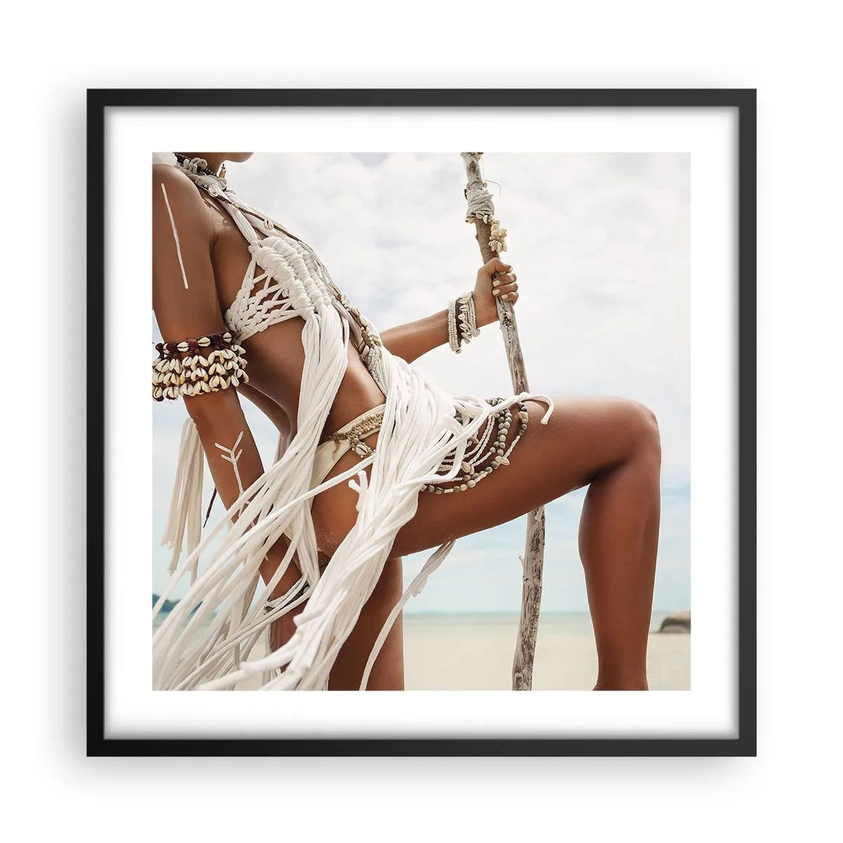 Poster in einem schwarzem Rahmen - Eine Priesterin der Sonne - 50x50 cm