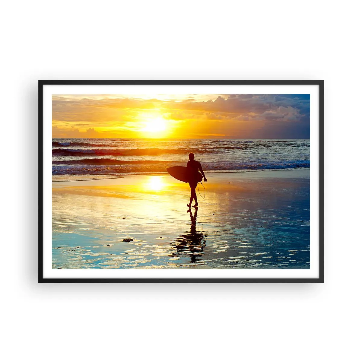 Poster in einem schwarzem Rahmen - Ein Surfer geht bei Sonnenuntergang mit einem Brett in der Hand am Strand spazieren. - 100x70cm - Die Rückkehr des Kriegers - Moderne Wanddekoration für Wohnzimmer und Schlafzimmer ARTTOR