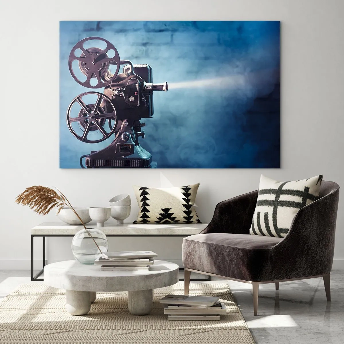 Glasbild - Bild auf glas - Eine Filmkamera im Retro-Stil vor einer blauen Wand - 100x70cm - Im alten Kino - Moderne Wanddekoration für Wohnzimmer und Schlafzimmer ARTTOR