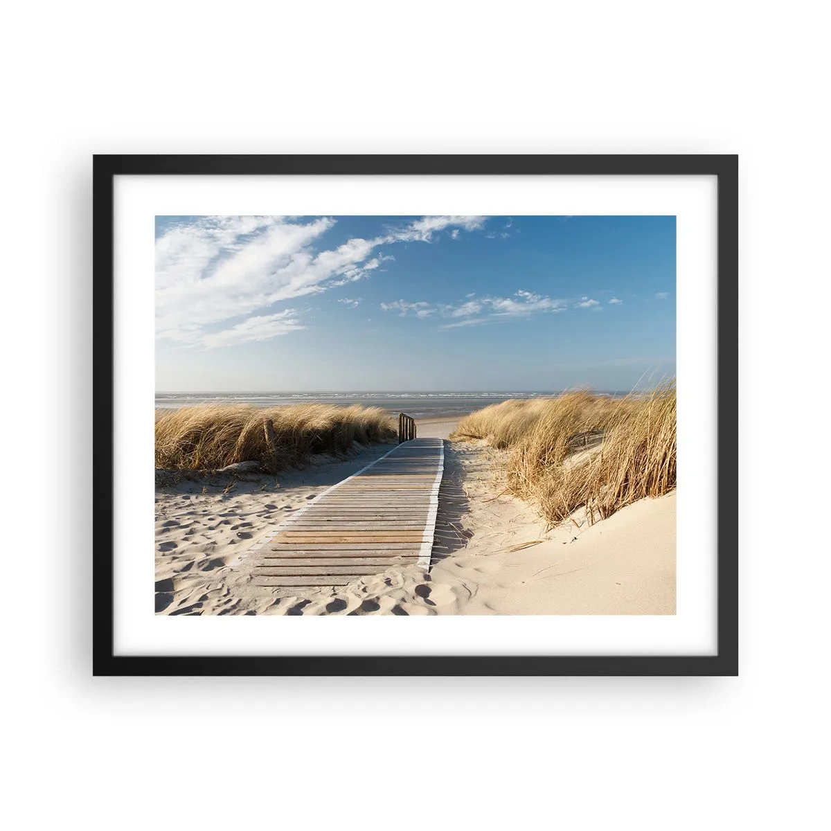 Poster in einem schwarzem Rahmen - Hinter der Düne, im Rauschen des Grases - 50x40 cm