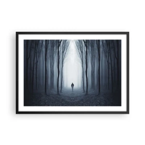 Poster in einem schwarzem Rahmen - Eine Gestalt, die zwischen den Bäumen in einem nebligen Wald spazieren geht - 70x50cm - Alles einfach und übersichtlich - Moderne Wanddekoration für Wohnzimmer und Schlafzimmer ARTTOR