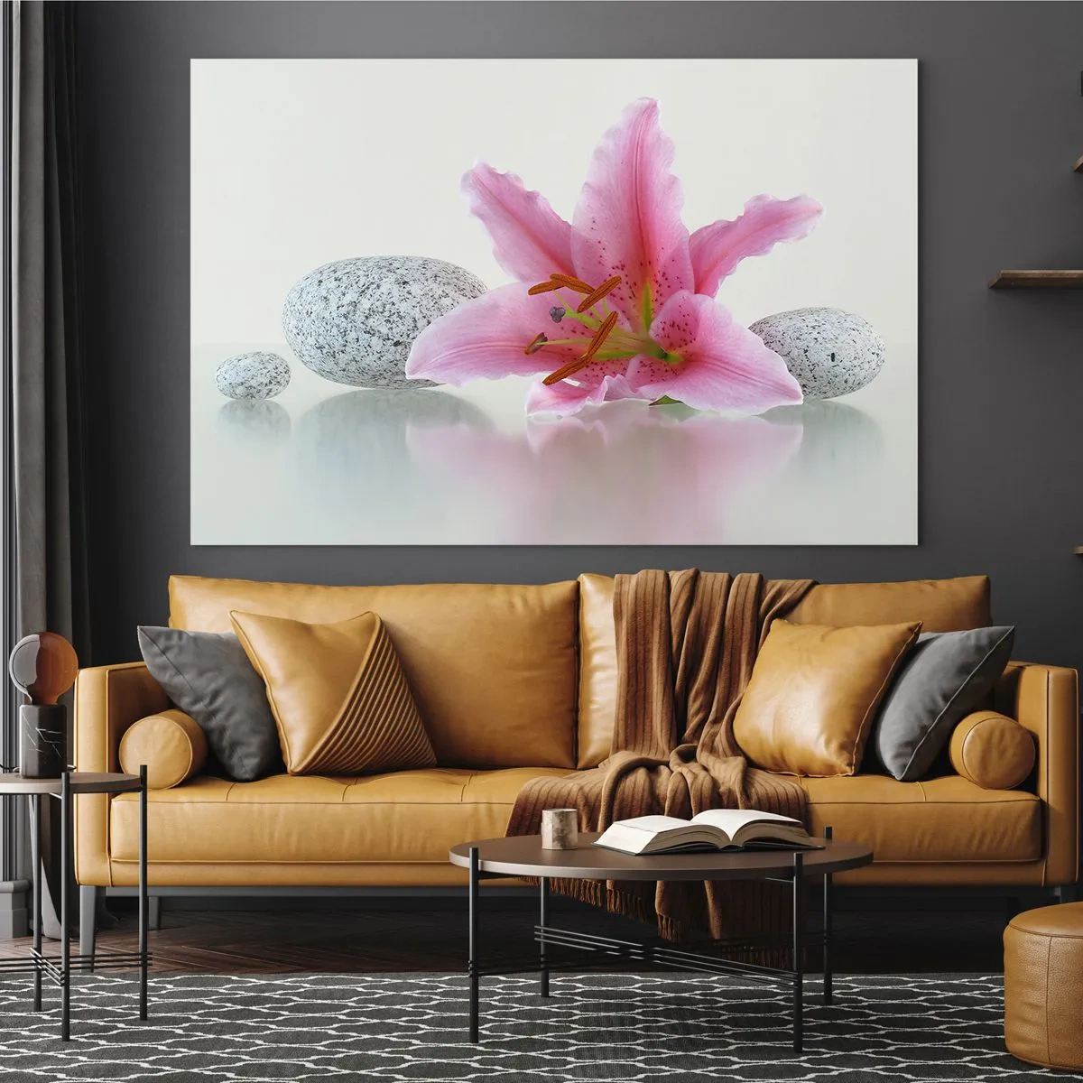 Glasbild - Bild auf glas - Rosa Lilie vor einem Hintergrund aus weißen Steinen im Spa-Stil - 120x80cm - Eine Studie in Pink, Grau und Weiß - Moderne Wanddekoration für Wohnzimmer und Schlafzimmer ARTTOR