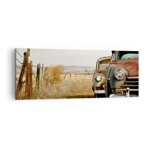 Bild auf Leinwand - Leinwandbild - Zwei alte Autos auf einem Feldweg neben einem Holzzaun - 140x50cm - Eine wohlverdiente Ruhe - Moderne Wanddekoration für Wohnzimmer und Schlafzimmer ARTTOR