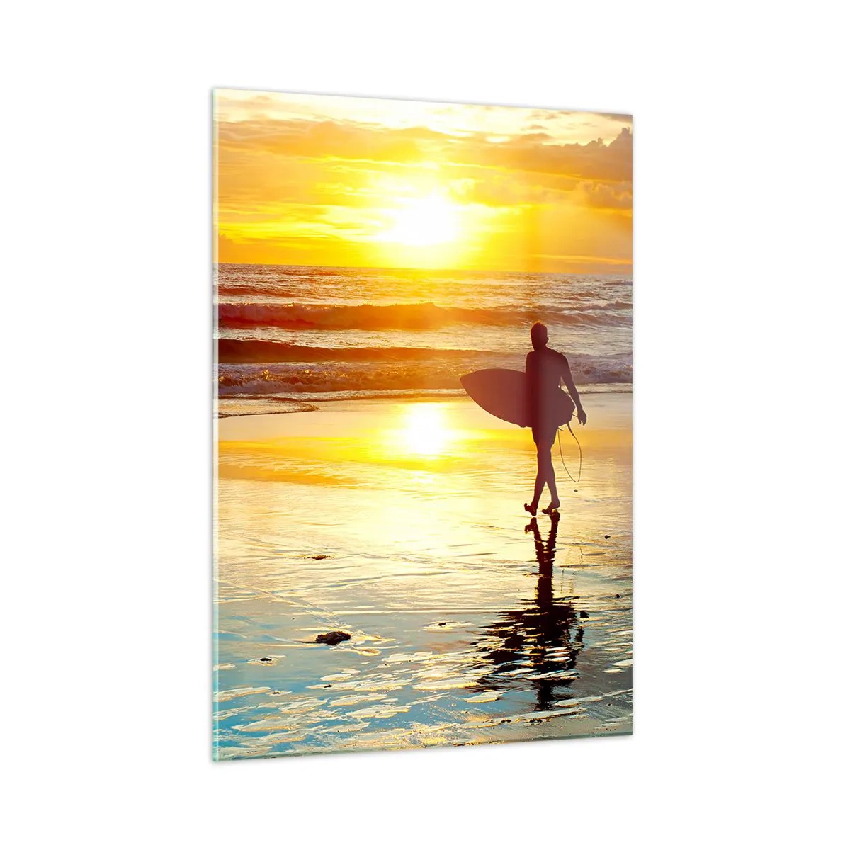 Glasbild - Bild auf glas - Ein Surfer, der bei Sonnenuntergang mit seinem Brett am Strand spazieren geht - 50x70cm - Die Rückkehr des Kriegers - Moderne Wanddekoration für Wohnzimmer und Schlafzimmer ARTTOR