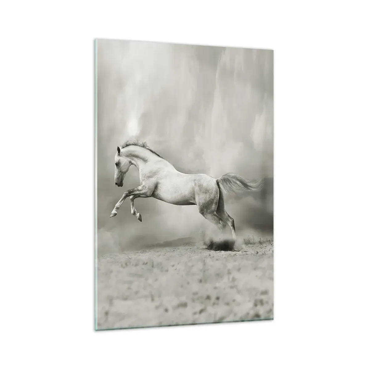 Glasbild - Bild auf glas - Ein weißes Pferd in einem dynamischen Sprung vor dem Hintergrund nebliger Wolken. - 80x120cm - Zwischen Aufwachen und Schlafen - Moderne Wanddekoration für Wohnzimmer und Schlafzimmer ARTTOR