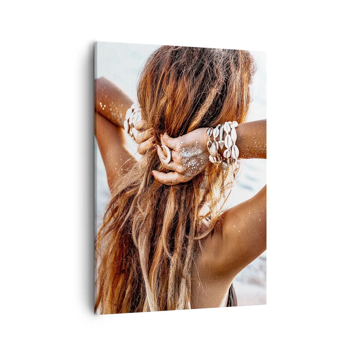 Bild auf Leinwand - Leinwandbild - Eine Frau am Strand mit wehendem Haar in der Sonne - 50x70cm - Eine Schwester von Wasser und Sonne - Moderne Wanddekoration für Wohnzimmer und Schlafzimmer ARTTOR