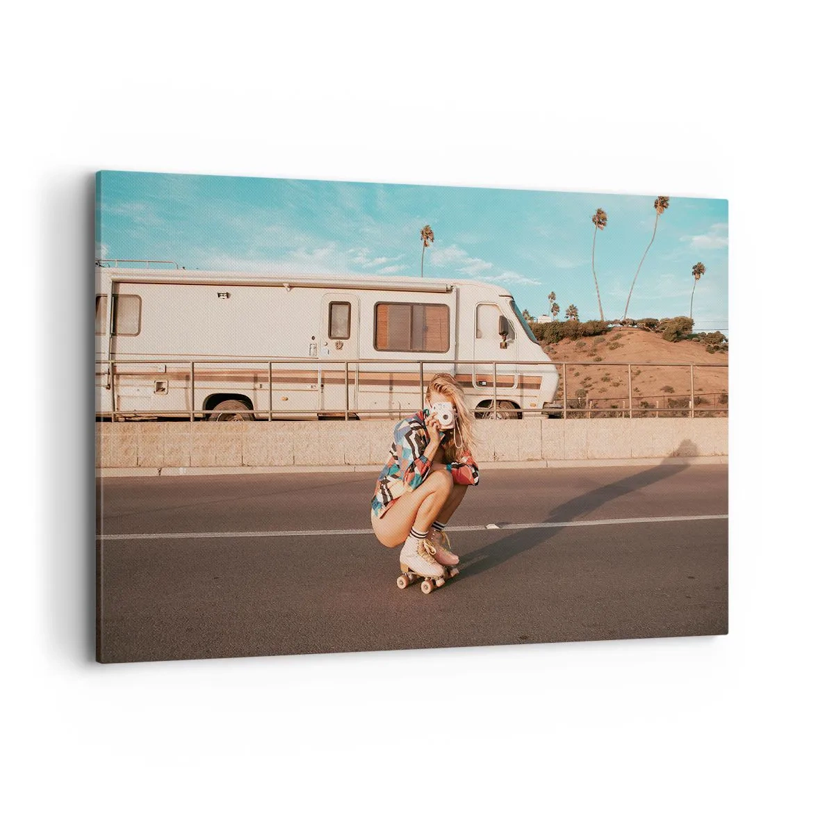 Bild auf Leinwand - Leinwandbild - Ein Mädchen auf Rollschuhen macht an einem sonnigen Tag ein Foto. - 120x80cm - Lächel bitte! - Moderne Wanddekoration für Wohnzimmer und Schlafzimmer ARTTOR