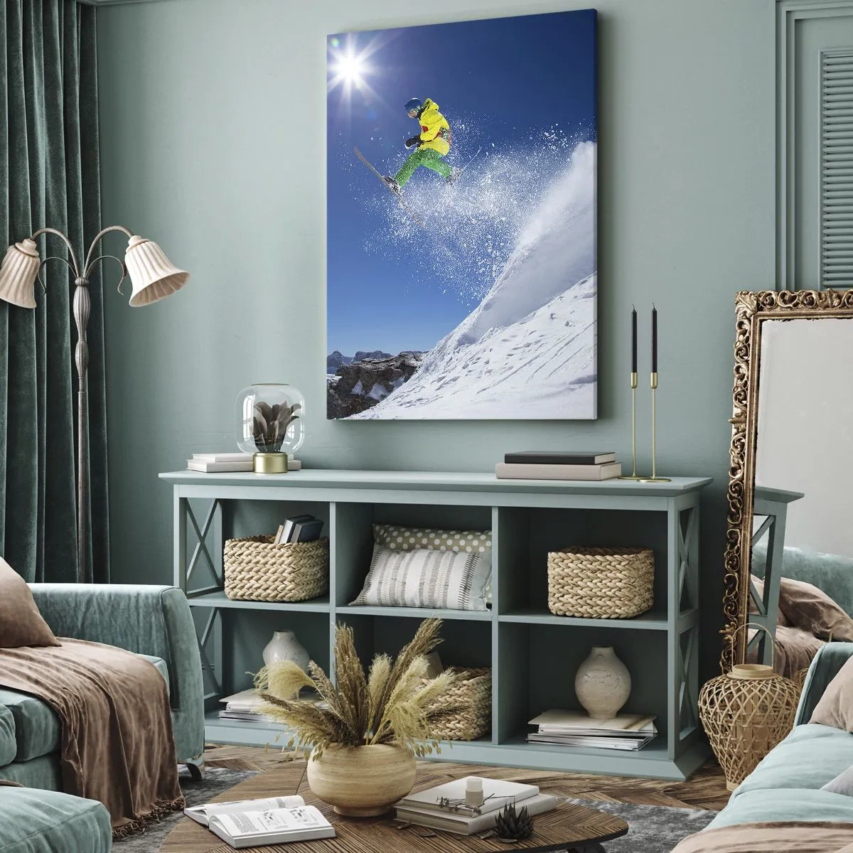 Bild auf Leinwand - Leinwandbild - Skifahrer in der Luft mit Bergen im Hintergrund - 70x100cm - Tanzen mit den Bergen - Moderne Wanddekoration für Wohnzimmer und Schlafzimmer ARTTOR