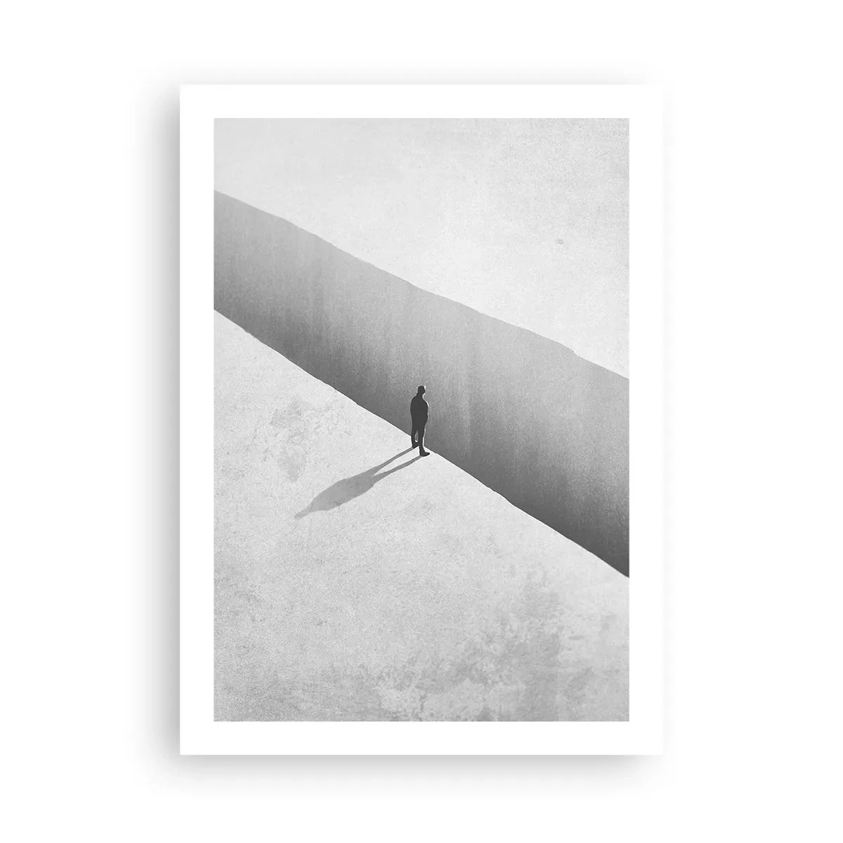 Poster - Eine Figur, die in einer monochromen Umgebung über einem Abgrund steht - 50x70cm - Klares Ziel - Moderne Wanddekoration für Wohnzimmer und Schlafzimmer ARTTOR