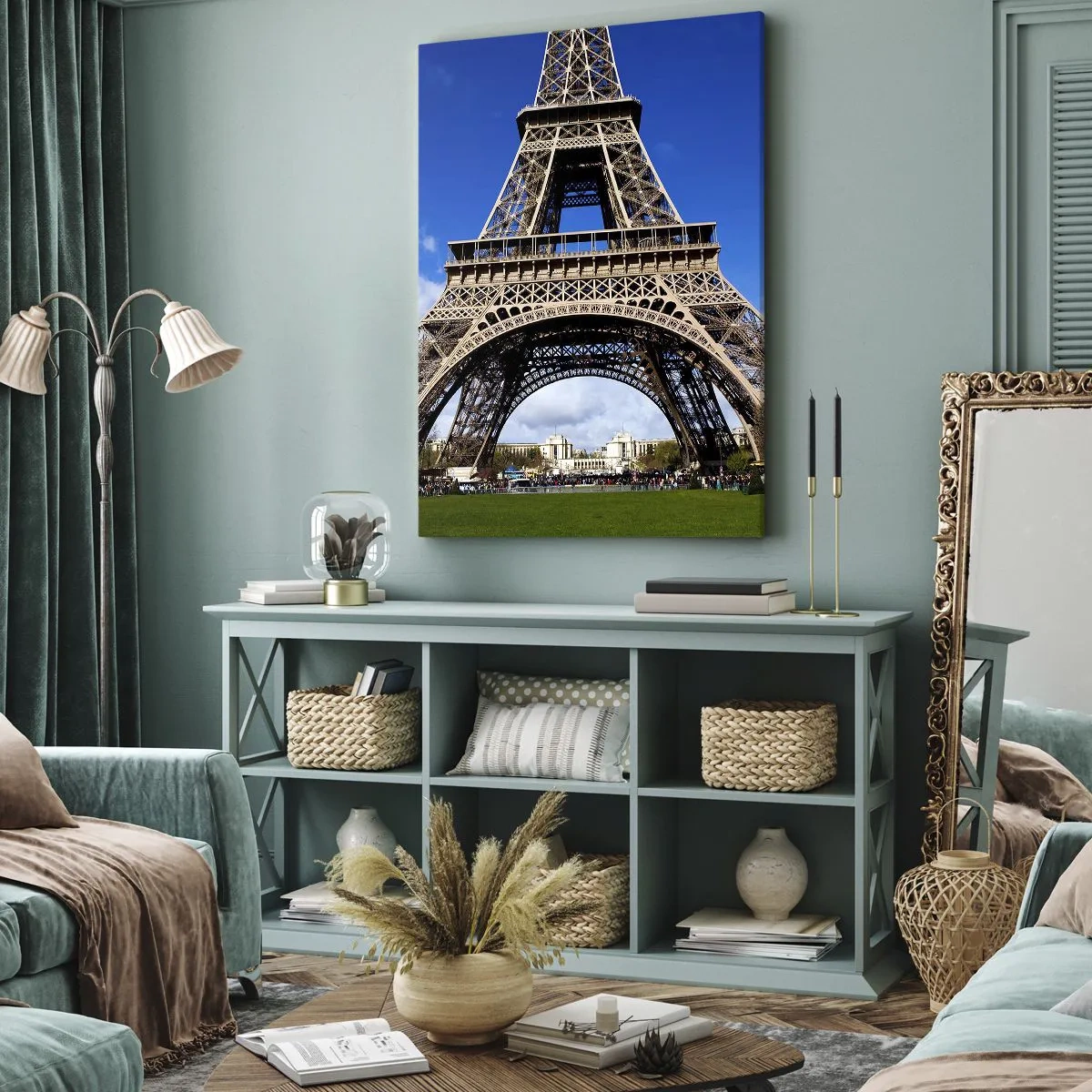 Bild auf Leinwand - Leinwandbild - Der Eiffelturm vor dem Hintergrund eines blauen Himmels und eines grünen Parks - 80x120cm - Ganz Paris zu ihren Füßen - Moderne Wanddekoration für Wohnzimmer und Schlafzimmer ARTTOR