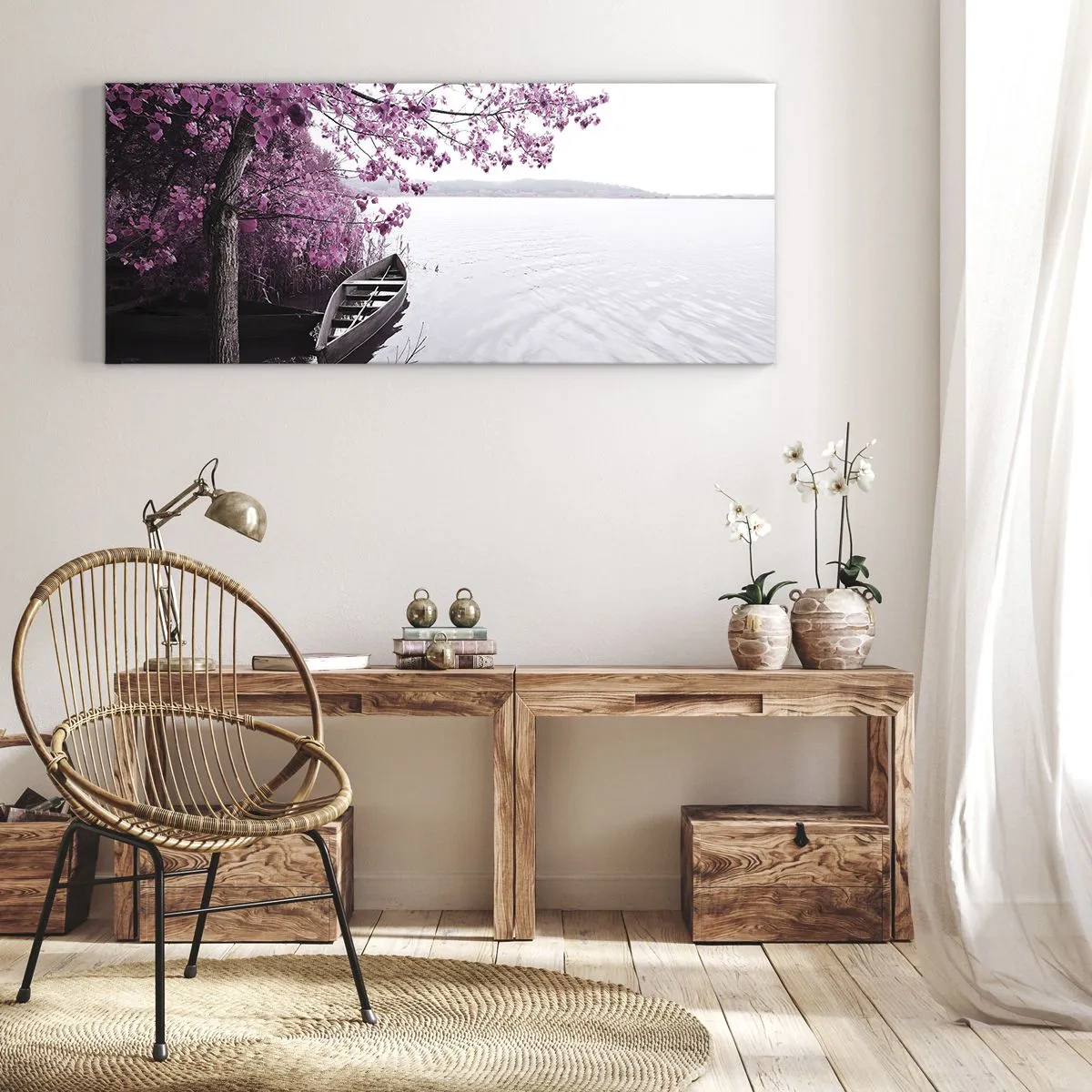 Bild auf Leinwand - Leinwandbild - Ein Boot am Ufer eines Sees zwischen rosa Bäumen - 160x50cm - In rosa Stille - Moderne Wanddekoration für Wohnzimmer und Schlafzimmer ARTTOR
