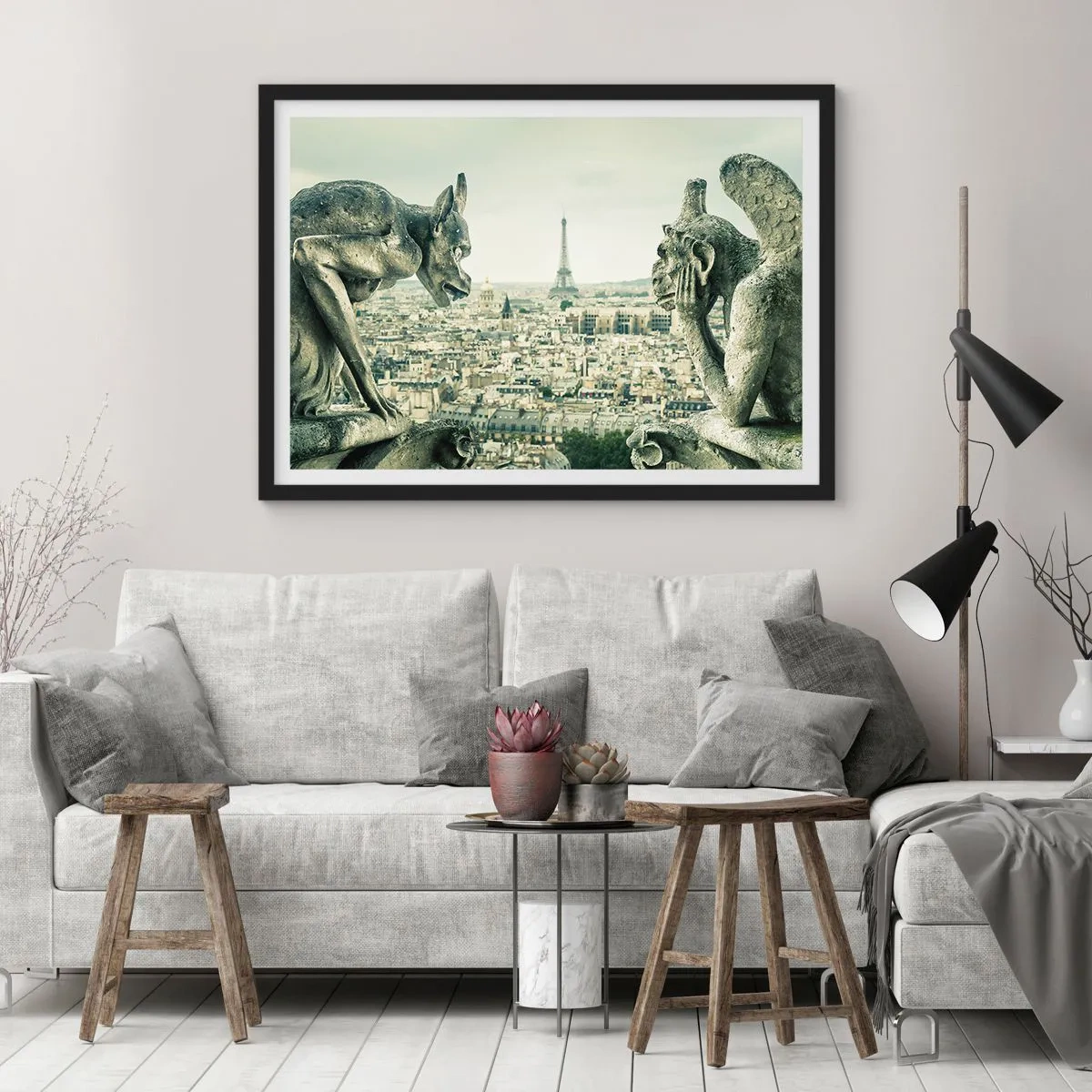 Poster in einem schwarzem Rahmen - Wasserspeier mit Blick auf die Skyline von Paris und den Eiffelturm - 100x70cm - Pariser Plaudern - Moderne Wanddekoration für Wohnzimmer und Schlafzimmer ARTTOR