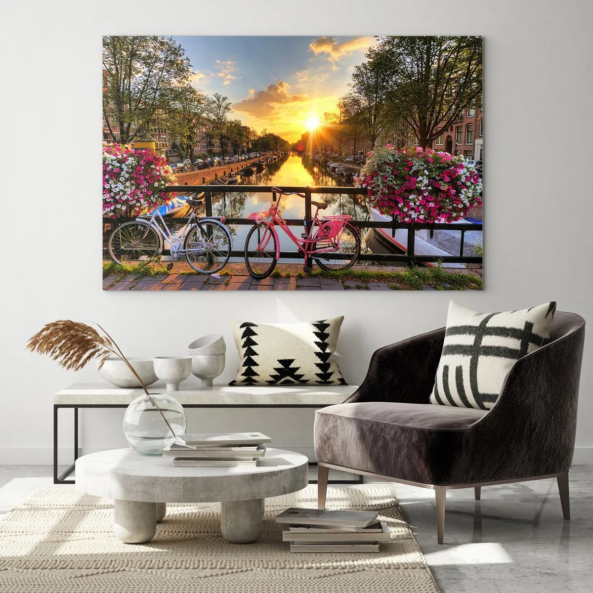 Glasbild - Bild auf glas - Sonnenuntergang über dem Kanal mit Fahrrädern im Hintergrund - 100x70cm - Frühlingsmorgen in Amsterdam - Moderne Wanddekoration für Wohnzimmer und Schlafzimmer ARTTOR