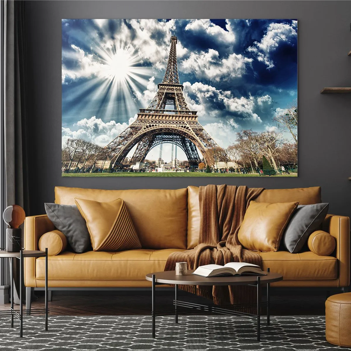 Glasbild - Bild auf glas - Der Eiffelturm vor einem strahlenden Himmel - 120x80cm - Die Einzige unter der Sonne - Moderne Wanddekoration für Wohnzimmer und Schlafzimmer ARTTOR