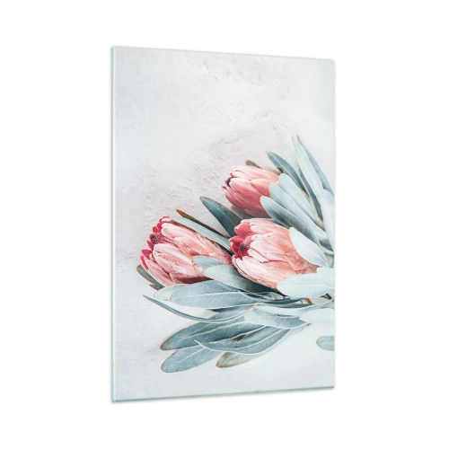 Glasbild - Bild auf glas - Drei pastellfarbene Protea-Blüten mit Blättern auf hellem Hintergrund - 50x70cm - Schämen sich für ihre eigene Schönheit - Moderne Wanddekoration für Wohnzimmer und Schlafzimmer ARTTOR