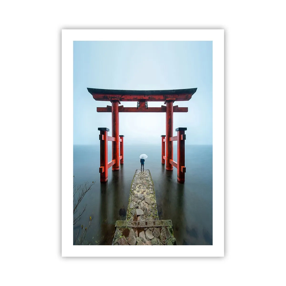 Poster - Rote Torii vor dem Hintergrund von ruhigem Wasser und Himmel - 50x70cm - Japanische Träumerei - Moderne Wanddekoration für Wohnzimmer und Schlafzimmer ARTTOR