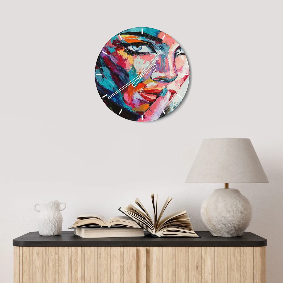 Wanduhr - Glasuhr - Porträt einer Frau im abstrakten Stil mit lebendigen Farben - 30x30cm - Unser erstes Geheimnis - Moderne Wanddekoration für Wohnzimmer, Küche und Schlafzimmer ARTTOR