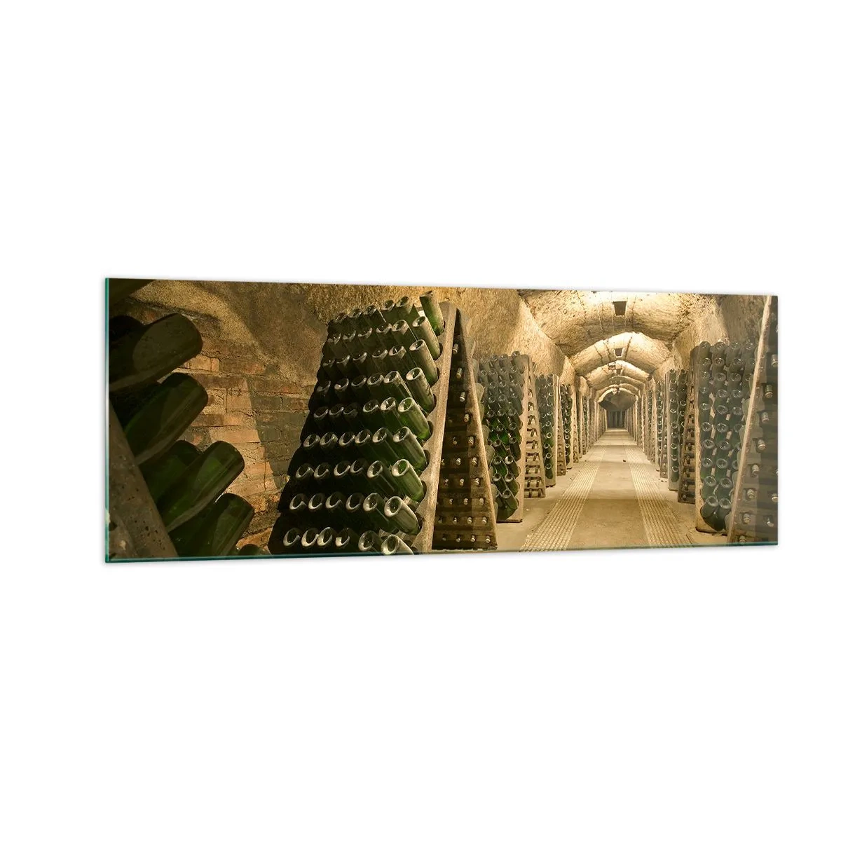 Glasbild - Bild auf glas - Ein Weinberg mit einem Keller voller Weinflaschen, die auf Holzregalen ausgestellt sind. - 140x50cm - Die Geburt des Geschmacks - Moderne Wanddekoration für Wohnzimmer und Schlafzimmer ARTTOR