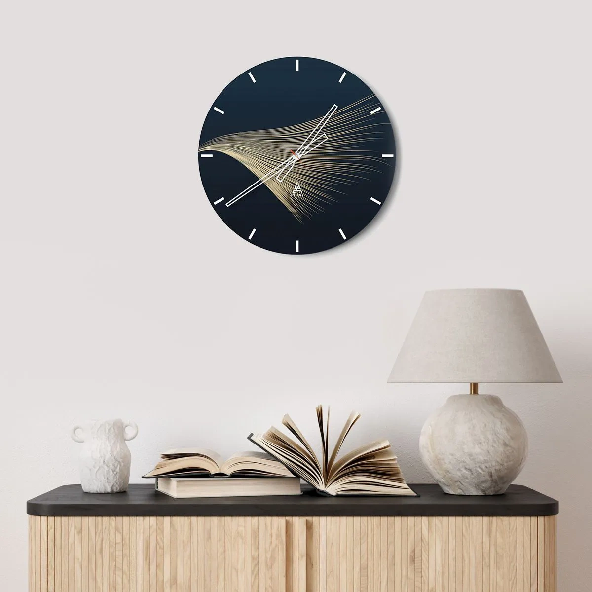 Wanduhr - Glasuhr - Goldene Linien auf marineblauem Hintergrund erzeugen eine dynamische Welle - 30x30cm - Wie das Haar eines Engels - Moderne Wanddekoration für Wohnzimmer, Küche und Schlafzimmer ARTTOR