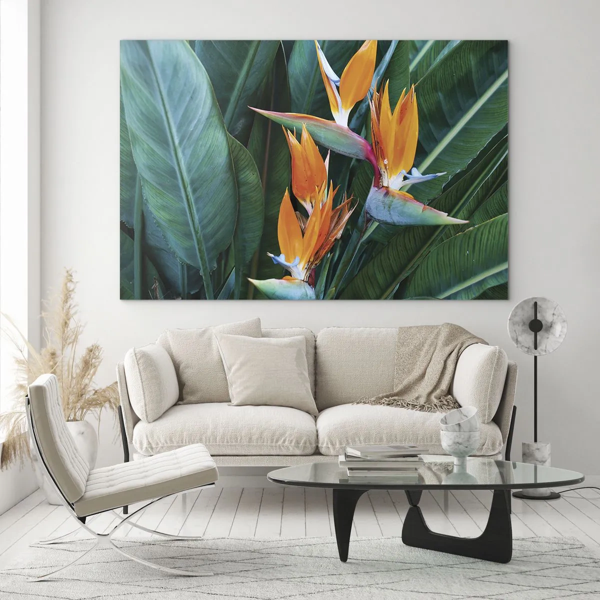 Glasbild - Bild auf glas - Exotische Strelitzienblüten zwischen großen grünen Blättern - 70x50cm - Ist es eine Blume oder ist es ein Vogel? - Moderne Wanddekoration für Wohnzimmer und Schlafzimmer ARTTOR