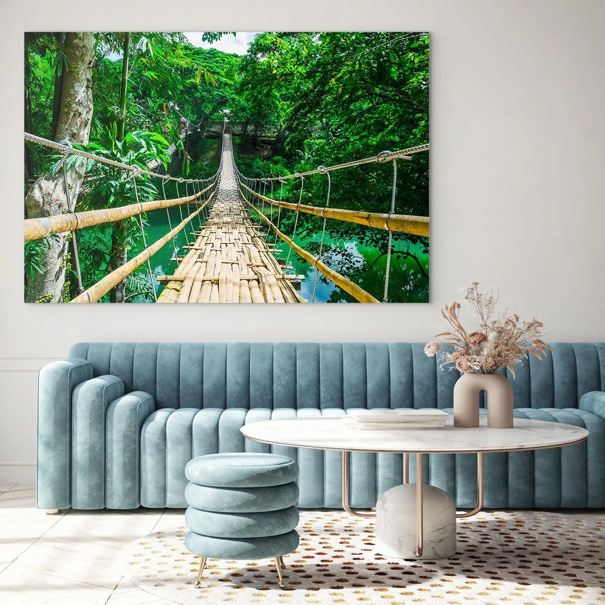 Glasbild - Bild auf glas - Eine hängende Bambusbrücke inmitten tropischer Vegetation über einem Fluss - 70x50cm - Monkey Bridge über das Grün - Moderne Wanddekoration für Wohnzimmer und Schlafzimmer ARTTOR
