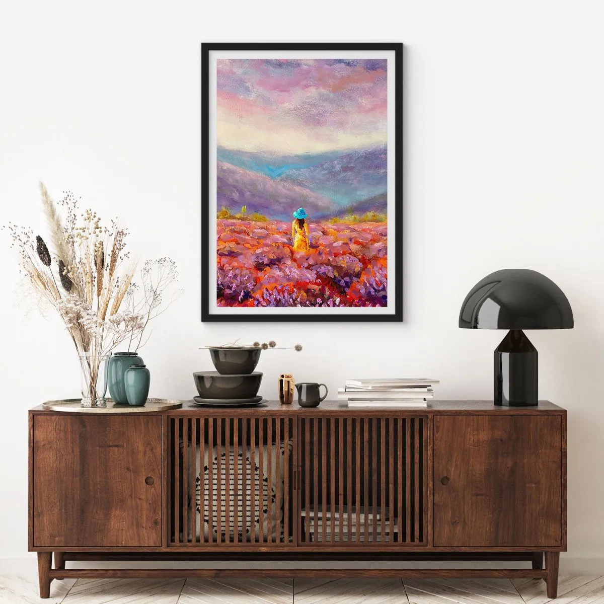 Poster in einem schwarzem Rahmen - Ein Lavendelfeld mit einer Frau mit Hut vor einer Bergkulisse. - 50x70cm - In einer Lavendelwelt - Moderne Wanddekoration für Wohnzimmer und Schlafzimmer ARTTOR