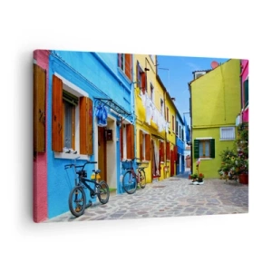 Bild auf Leinwand - Leinwandbild - Eine farbenfrohe Straße mit Fahrrädern zwischen pastellfarbenen Gebäuden - 70x50cm - Pastell, süße Gasse - Moderne Wanddekoration für Wohnzimmer und Schlafzimmer ARTTOR