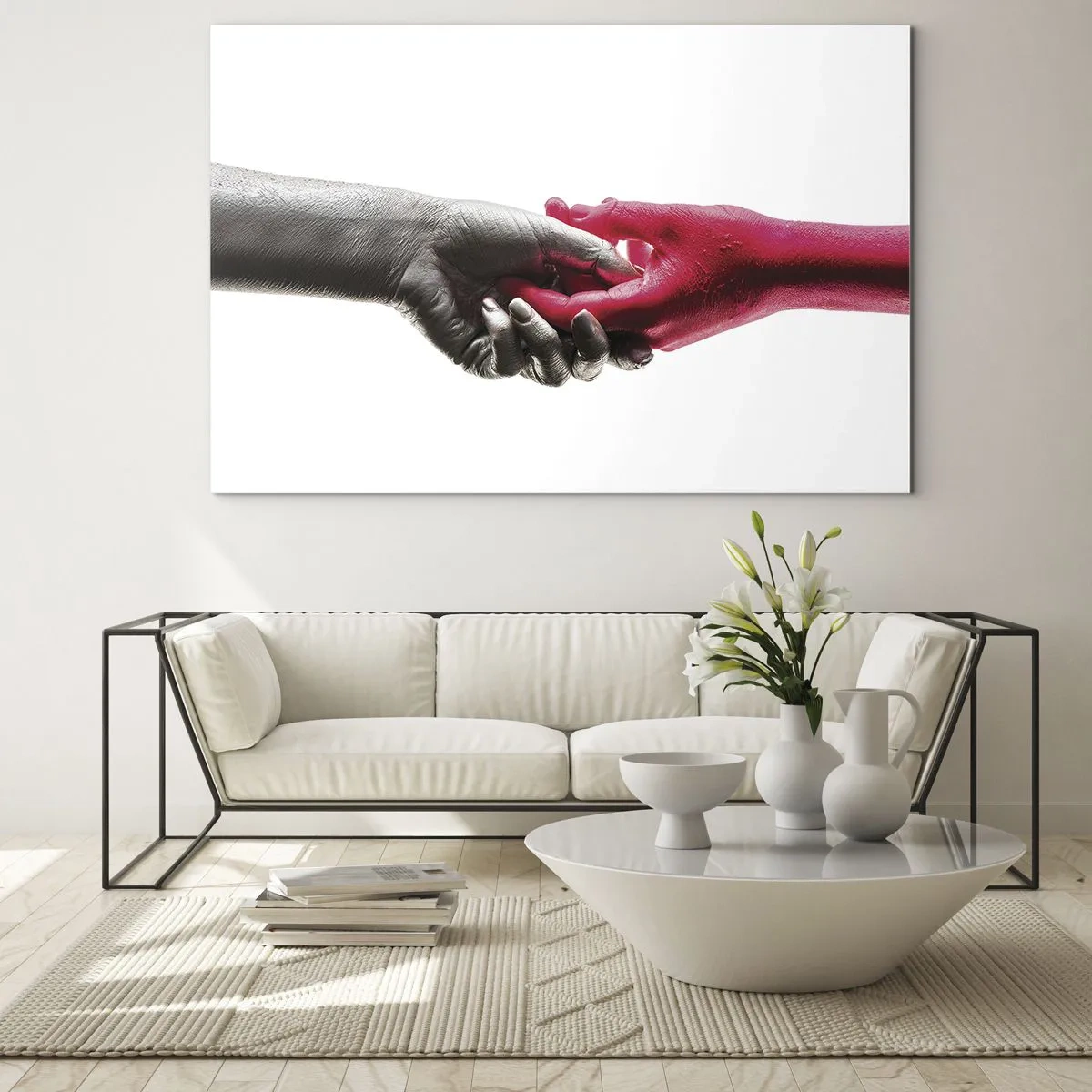 Glasbild - Bild auf glas - Nahaufnahme von zwei Händen, eine in Schwarz, die andere in Rot, die sich gegenseitig halten - 100x70cm - Gemeinsam, obwohl anders - Moderne Wanddekoration für Wohnzimmer und Schlafzimmer ARTTOR
