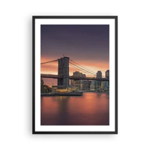 Poster in einem schwarzem Rahmen - Brooklyn Bridge bei Nacht mit der beleuchteten Stadt im Hintergrund - 50x70cm - Eingetaucht in lila Stille - Moderne Wanddekoration für Wohnzimmer und Schlafzimmer ARTTOR