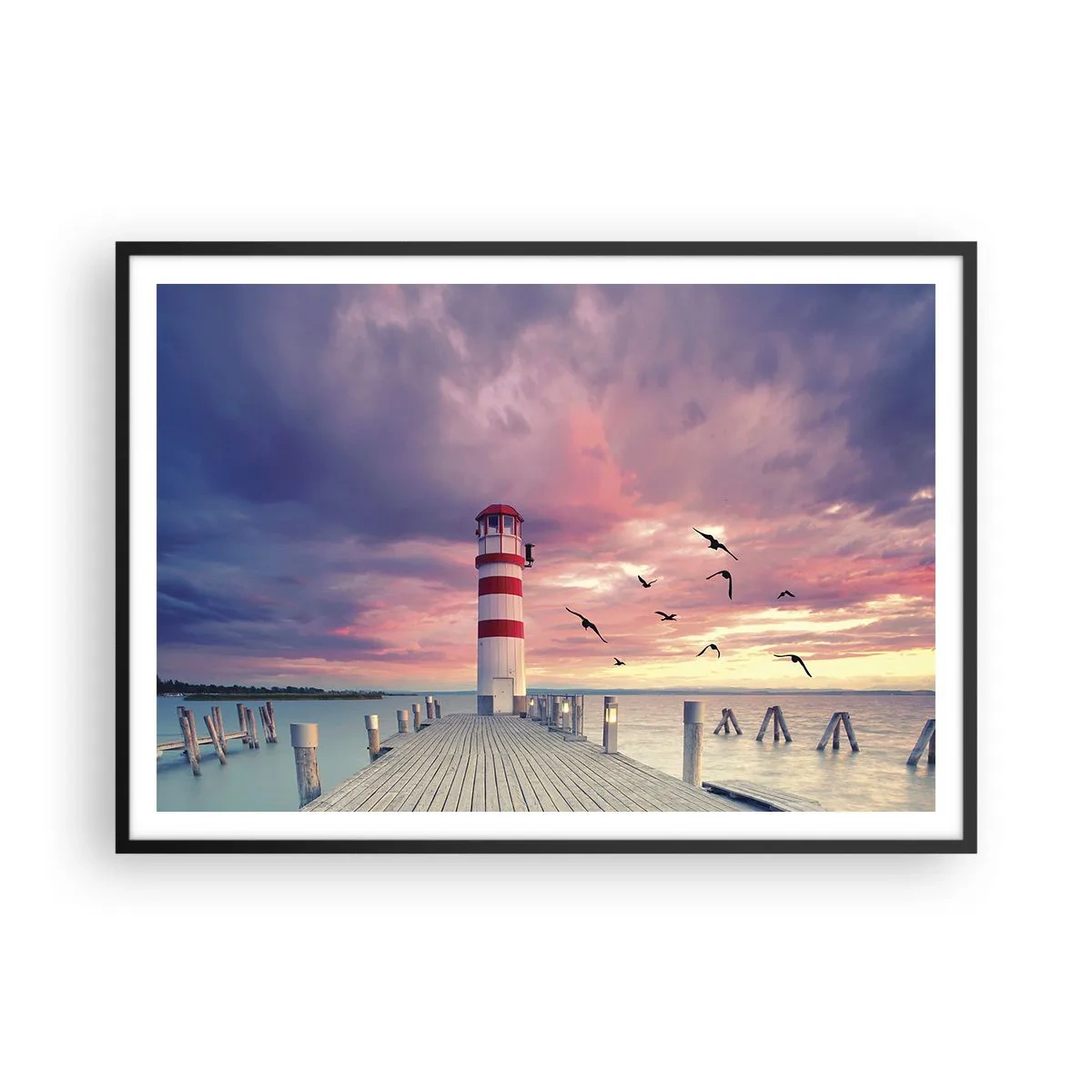 Poster in einem schwarzem Rahmen - Ein Leuchtturm auf dem Pier, umgeben von einem malerischen Sonnenuntergang - 100x70cm - Es ist Zeit zum Hafen zu gehen - Moderne Wanddekoration für Wohnzimmer und Schlafzimmer ARTTOR