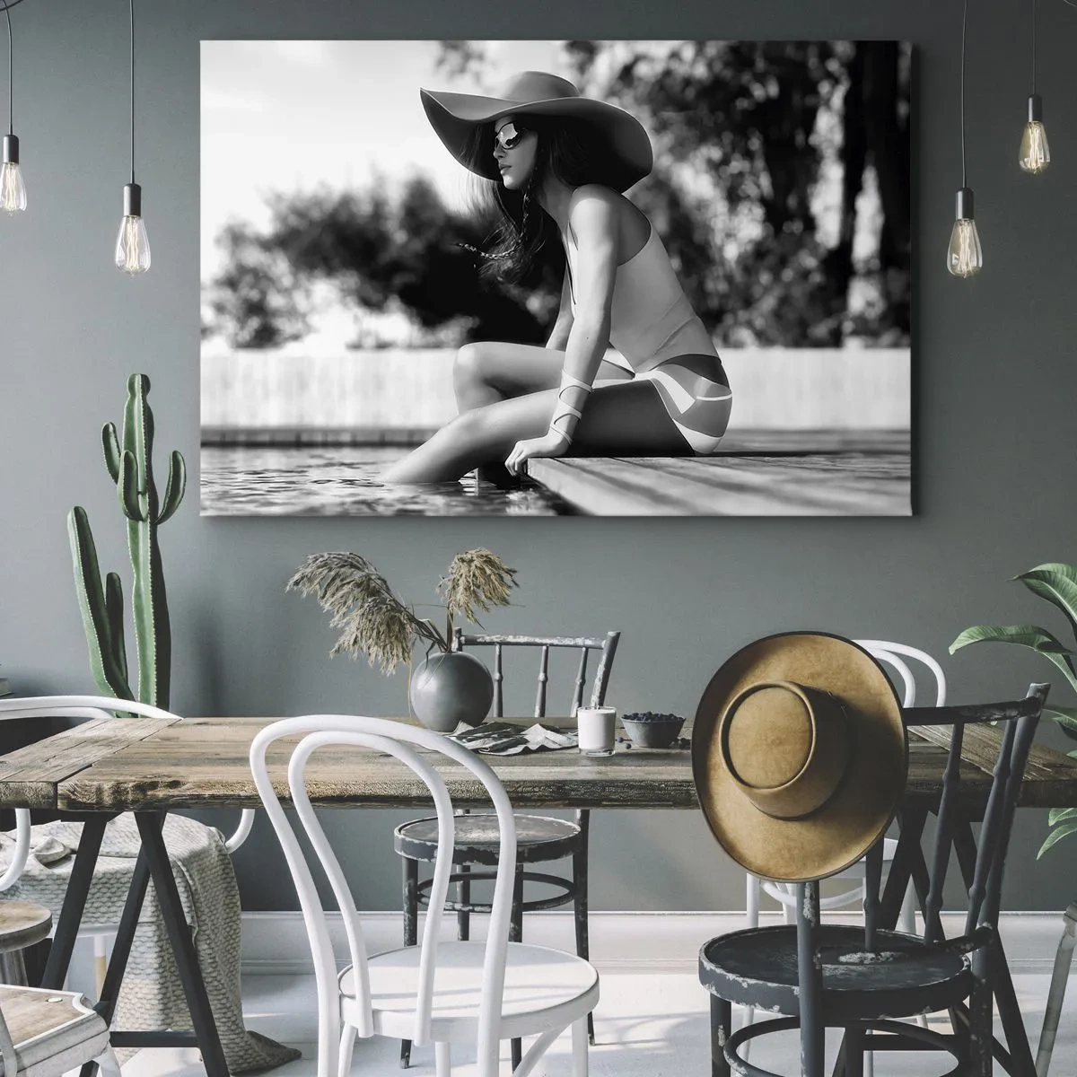 Bild auf Leinwand - Leinwandbild - Frau mit Hut am Pool in Schwarz und Weiß - 100x70cm - Sommertraum - Moderne Wanddekoration für Wohnzimmer und Schlafzimmer ARTTOR