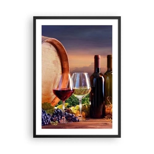 Poster in einem schwarzem Rahmen - Flaschen und Gläser Wein vor der Kulisse eines Fasses und des Sonnenuntergangs - 50x70cm - Hier schmeckt das Leben - Moderne Wanddekoration für Wohnzimmer und Schlafzimmer ARTTOR