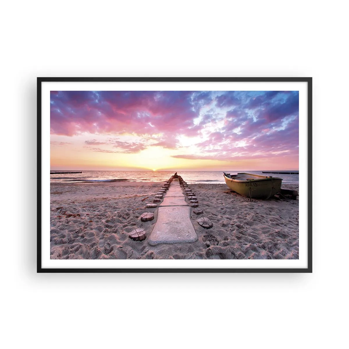 Poster in einem schwarzem Rahmen - Sunrise Beach mit Boot und Pier - 100x70cm - Ein Moment tiefer Erfahrung - Moderne Wanddekoration für Wohnzimmer und Schlafzimmer ARTTOR