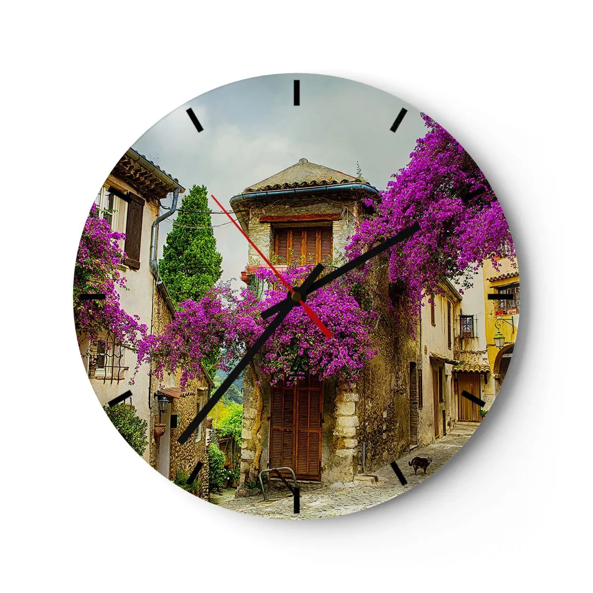 Wanduhr - Glasuhr - Ein Zifferblatt mit einem Straßenmotiv und einem Haus, umgeben von lila Blumen. - 30x30cm - Unter einem Blumendach - Moderne Wanddekoration für Wohnzimmer, Küche und Schlafzimmer ARTTOR