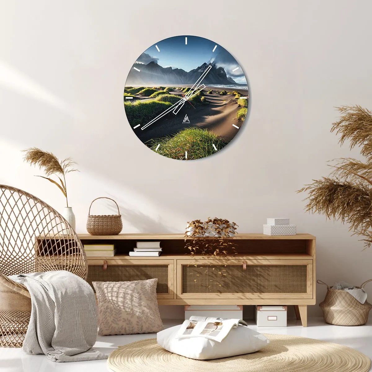 Wanduhr - Glasuhr - Blick auf den bergigen Strand mit grünen Dünen, die vom Licht beleuchtet werden - 30x30cm - Harmonie der Elemente - Moderne Wanddekoration für Wohnzimmer, Küche und Schlafzimmer ARTTOR
