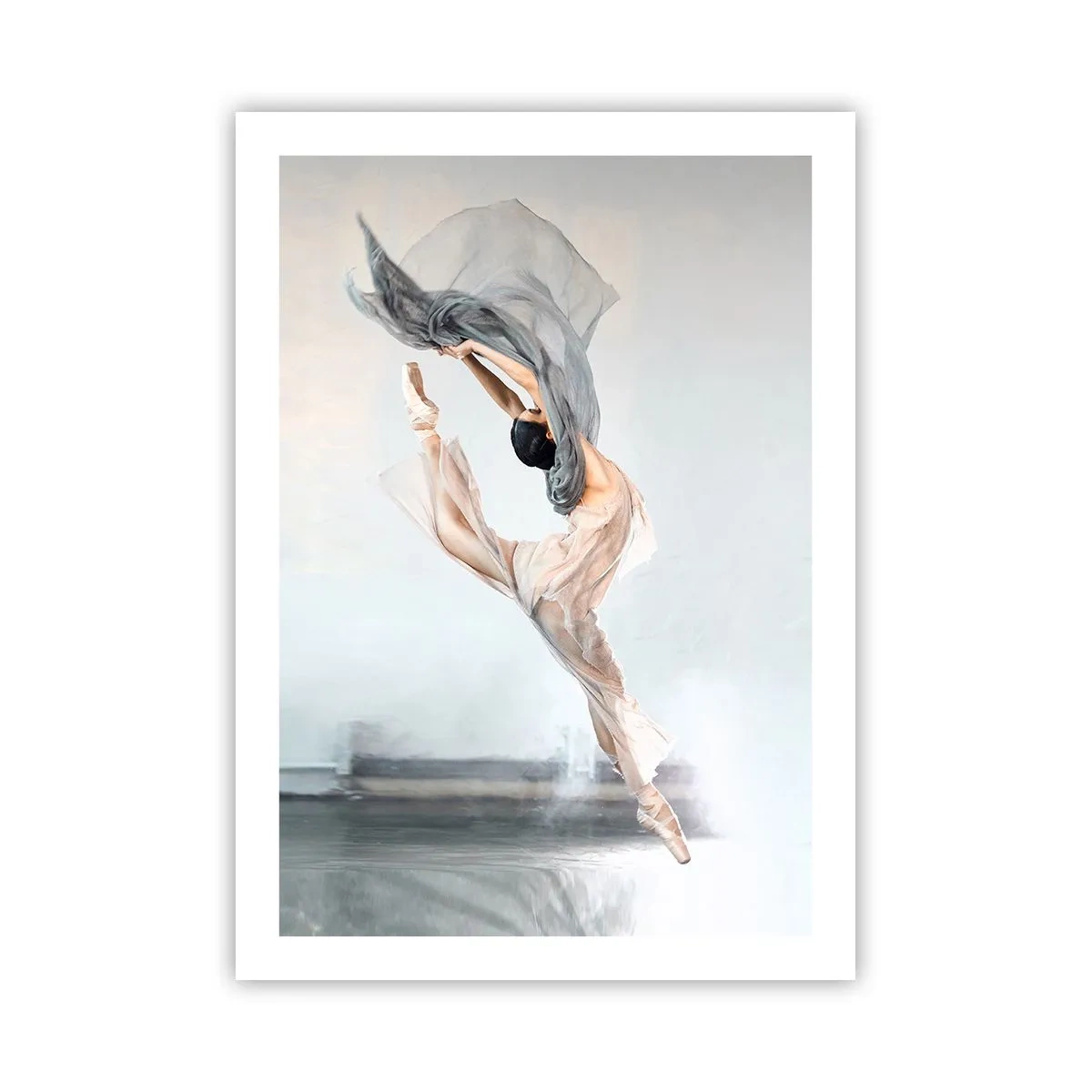 Poster - Eine tanzende Ballerina mit zartem Schal vor hellem Hintergrund - 50x70cm - Im Tanzrausch - Moderne Wanddekoration für Wohnzimmer und Schlafzimmer ARTTOR