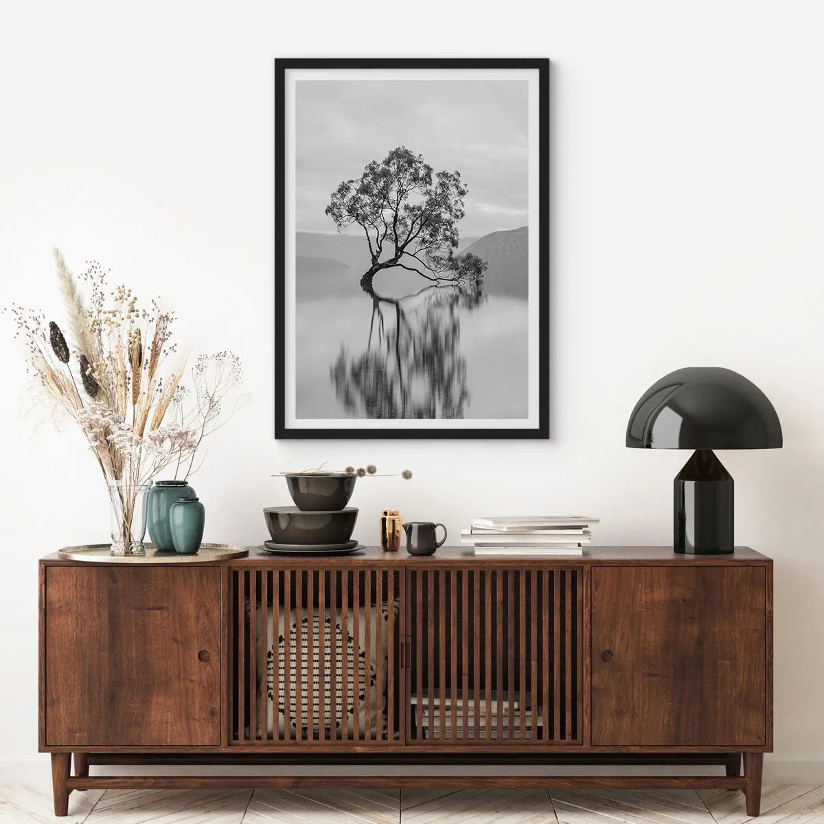 Poster in einem schwarzem Rahmen - Ein einsamer Baum spiegelt sich im ruhigen Wasser - 50x70cm - Es gibt so ein Land - Moderne Wanddekoration für Wohnzimmer und Schlafzimmer ARTTOR